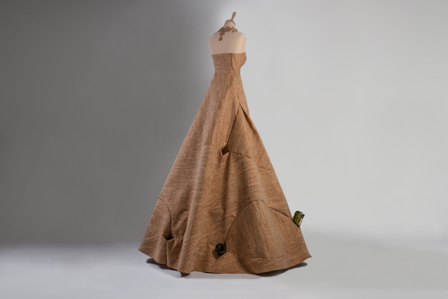Lavinia, un abito in sughero, by Matthan Gori.