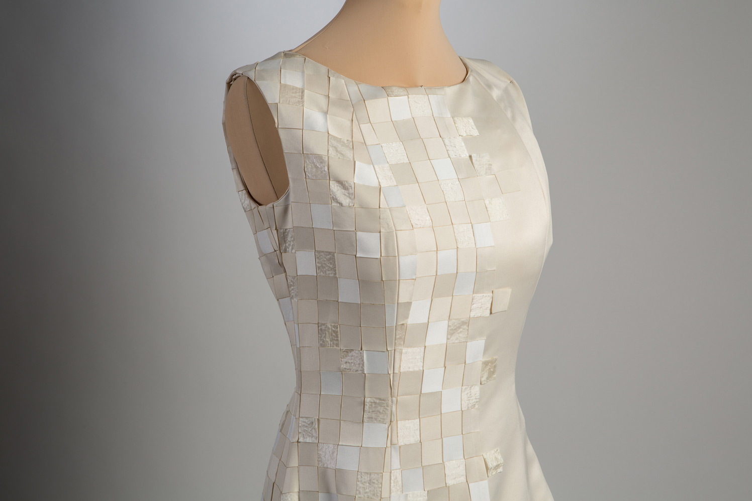 Mosaïque, un abito creato con oltre 3000 quadratini di tessuto, by Matthan Gori.