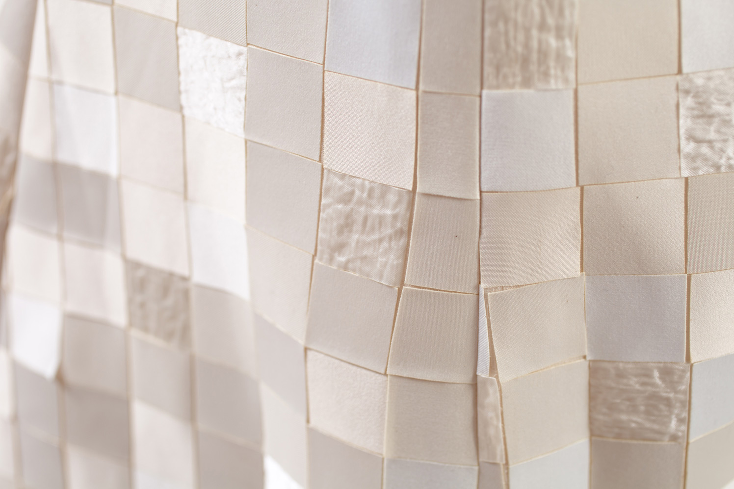 Mosaïque, un abito creato con oltre 3000 quadratini di tessuto, by Matthan Gori.
