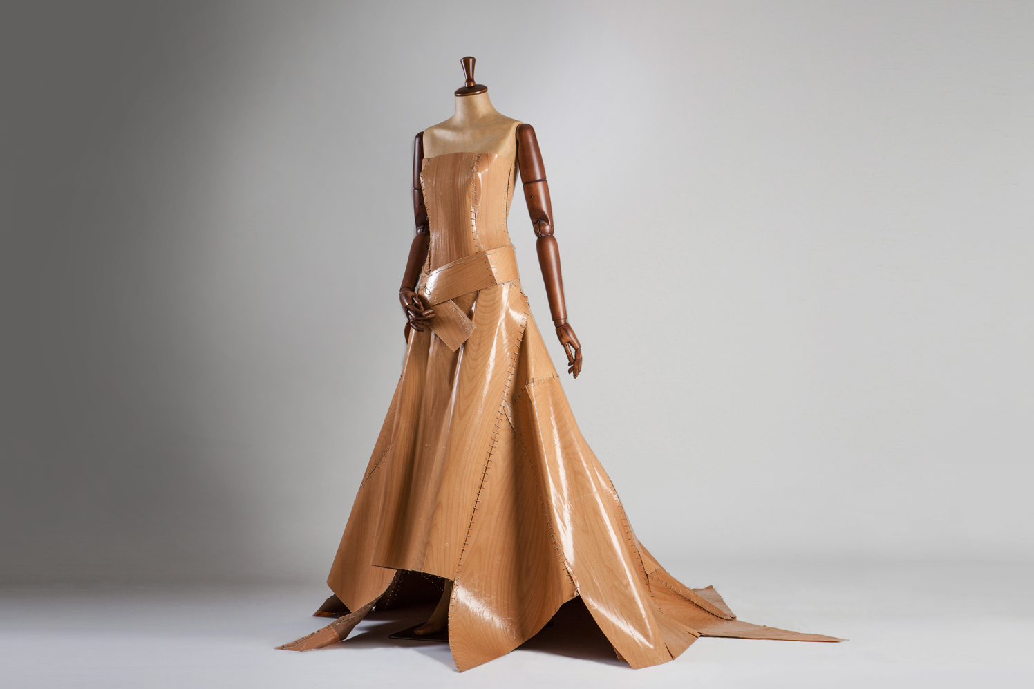 Wood-ing Gown, un Abito da Sposa realizzato in Legno, by Matthan Gori.