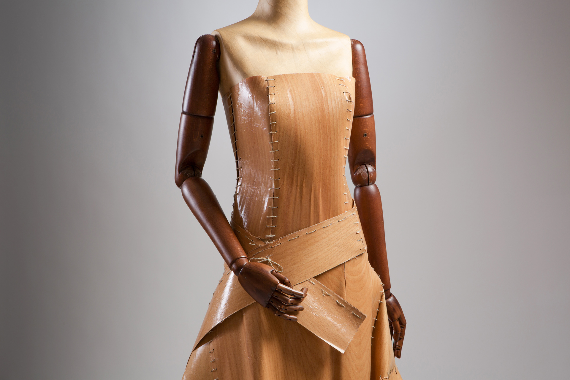 Wood-ing Gown, un Abito da Sposa realizzato in Legno, by Matthan Gori.