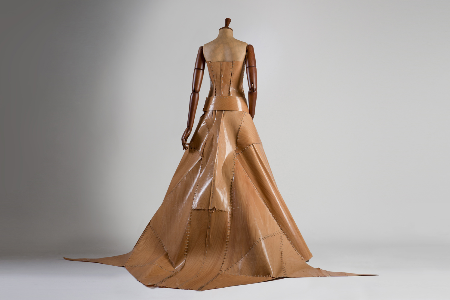 Wood-ing Gown, un Abito da Sposa realizzato in Legno, by Matthan Gori.